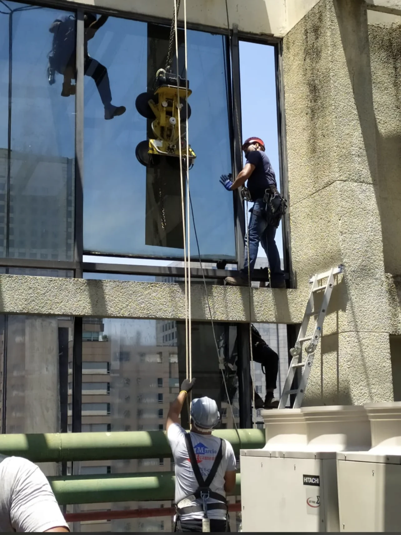 Silhueta de homem segurando capacete entre o corpo e o braço.